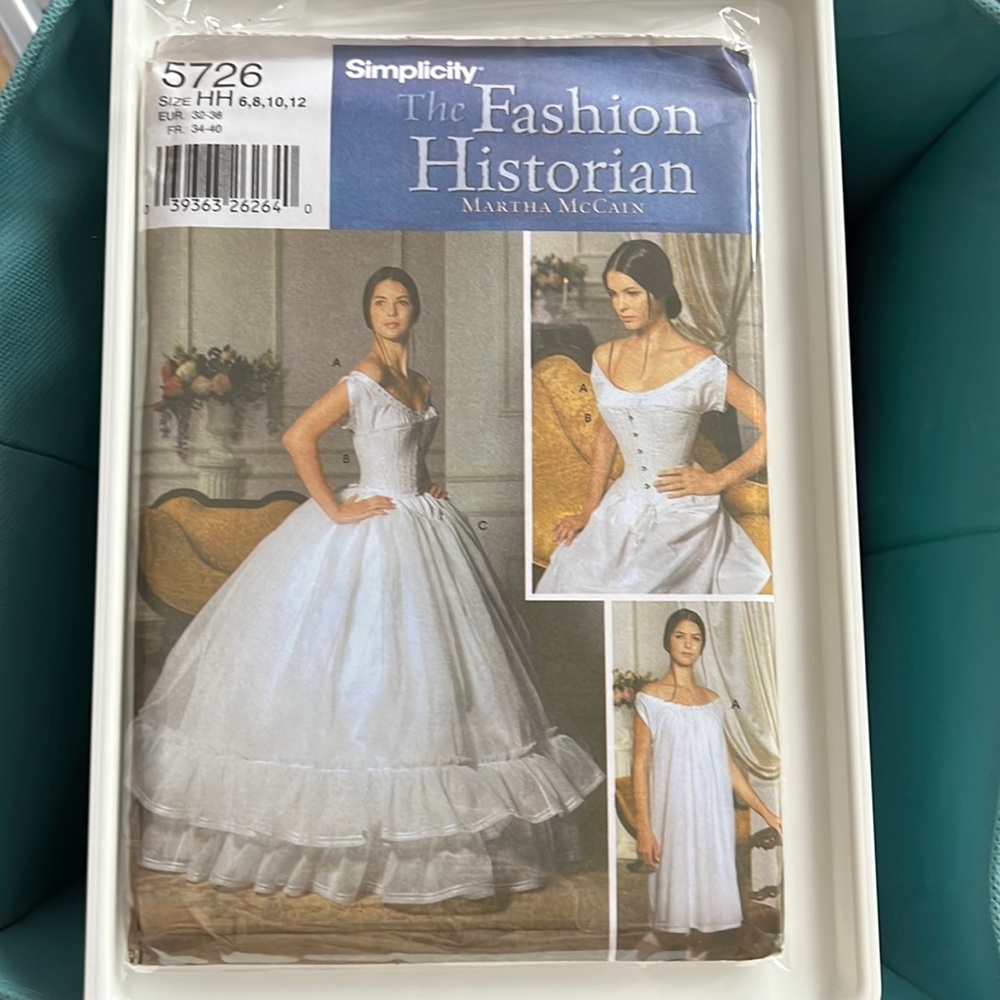Fashion Historian sewing pattern SIMPLICITY 5726 size HH (6-12)